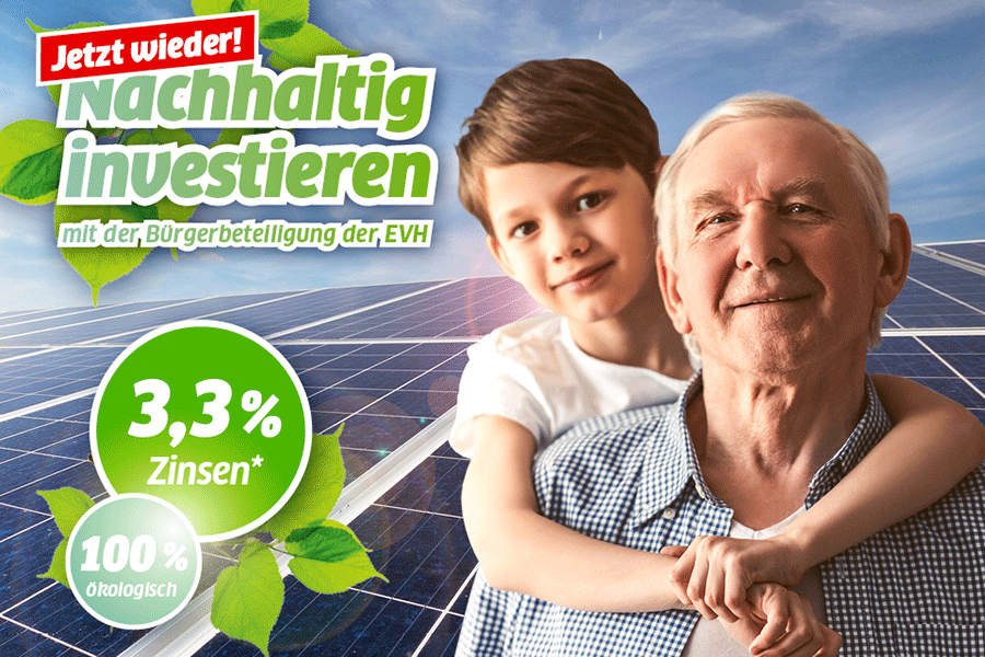 Zwei Personen lächeln in die Kamera