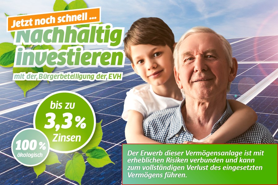 Vater und Kind vor einer Solaranlage.