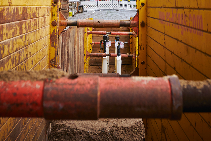 Fernwärmerohr in einer Baustelle.