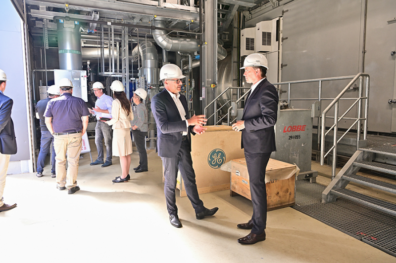 EVH Geschäftsführer und Staatssekretär stehen vor der Power to Heat Anlage.