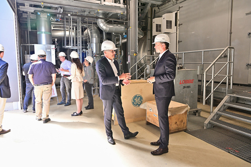 Viele Rohre und Kessel.