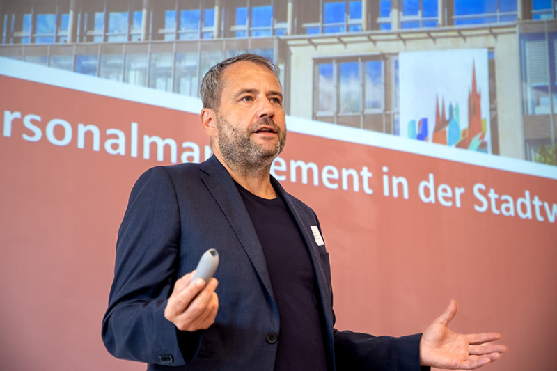 Arbeitsdirektor René Walther steht im Raum