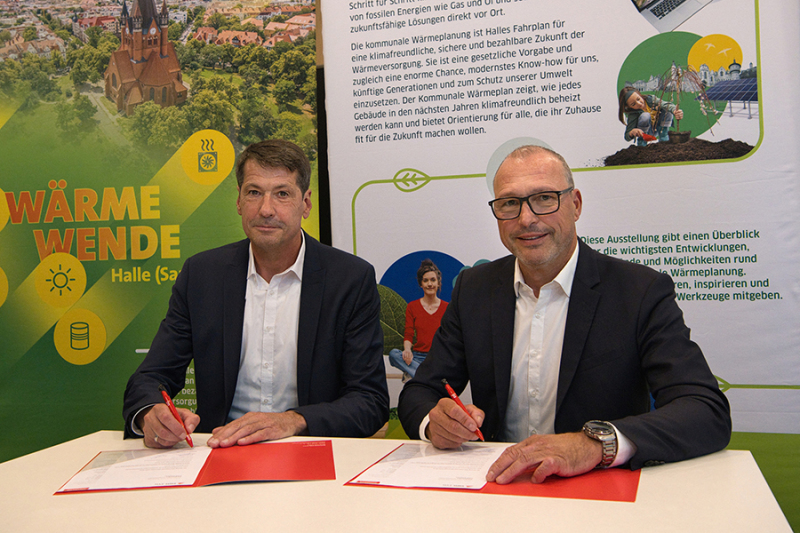 
Jochen Gebel (EAG - Energieanlagen Greifswald) und Olaf Schneider unterschreiben symbolisch den Vertrag für die Großwärmepumpe der Kläranlage Halle-Nord