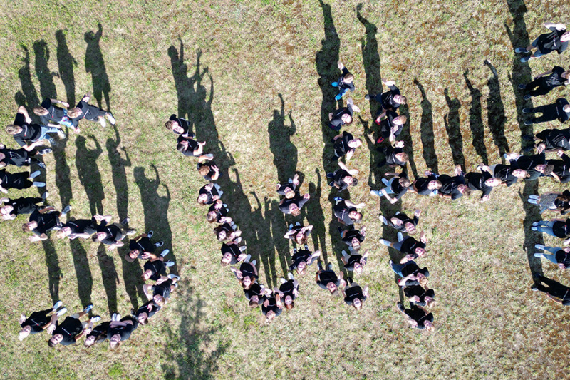 Luftaufnahme, die Azubis bilden die Buchstaben S W H.