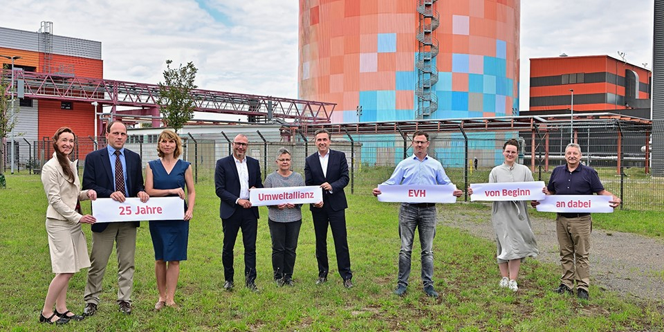 Vertreter*innen aus Politik und Wirtschaft vor dem Kraftwerk.