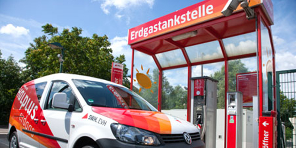 Ein Auto vor einer Erdgastankstelle
