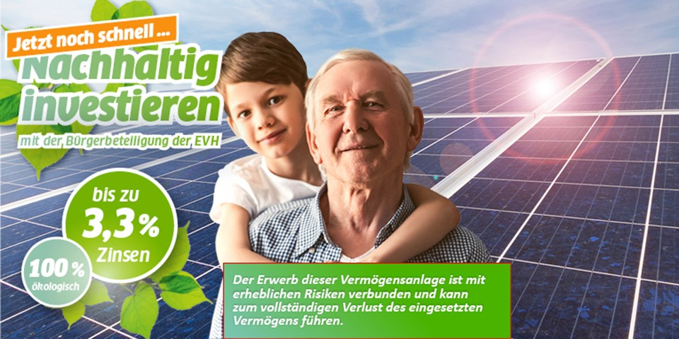 Vater und Kind stehen vor einer Solaranlage.
