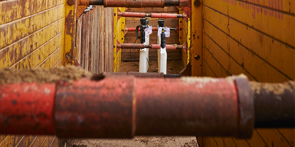 Fernwärmerohr in einer Baustelle.