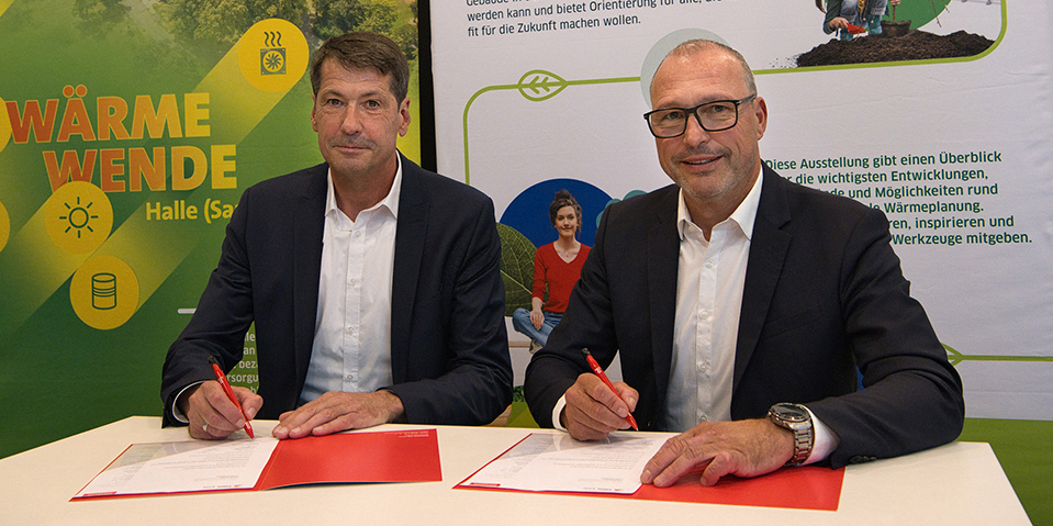Jochen Gebel (EAG - Energieanlagen Greifswald) und Olaf Schneider unterschreiben symbolisch den Vertrag für die Großwärmepumpe der Kläranlage Halle-Nord