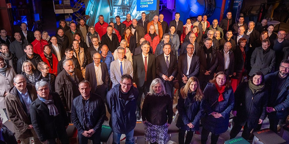 Vertreter*innen aus Politik, Wirtschaft und Gesellschaft vor der Anlage.