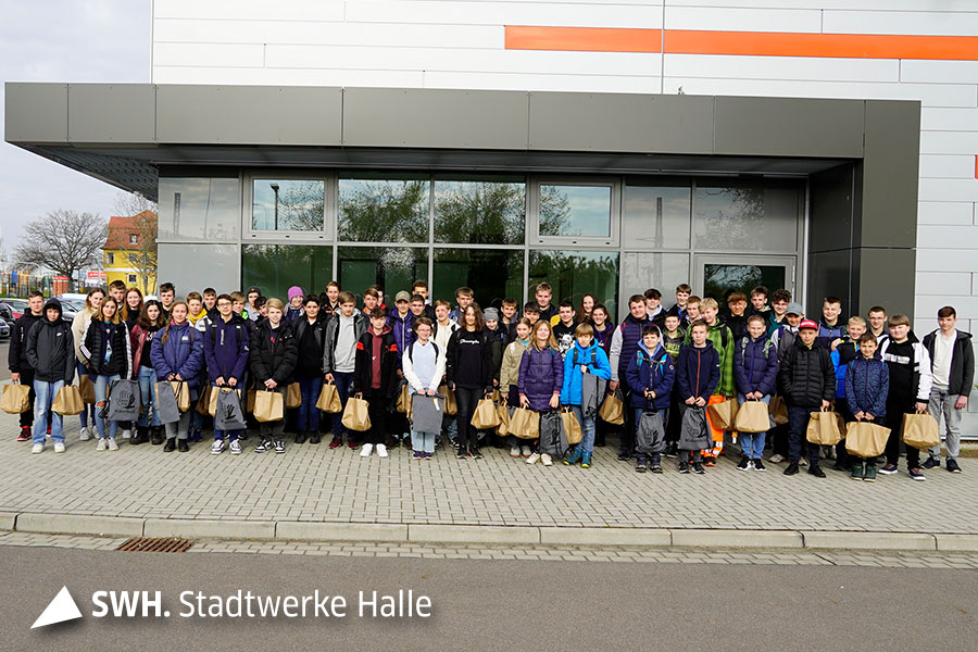 Über 60 Jugendliche stehen in einer Gruppe vor einem Gebäude für eine Fotoaufnahme zusammen.