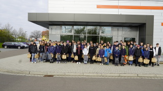 Über 60 Jugendliche stehen für ein Gruppenfoto zusammen.