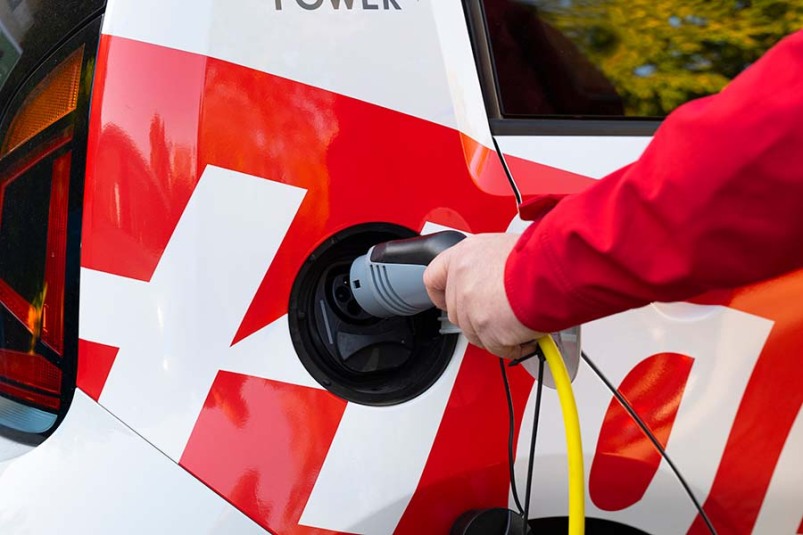 ein Elektrofahrzeug wird beatnkt