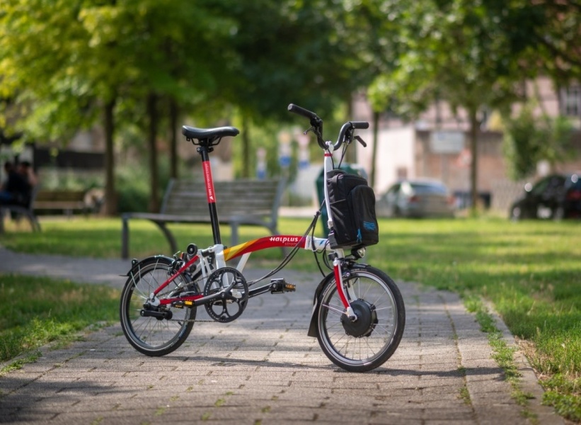 Klapprad BROMPTON Electric M6 im Park