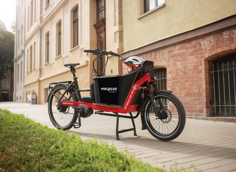 Lastenrad Riese & Müller Packster 40 vario vor einem Gebäude
