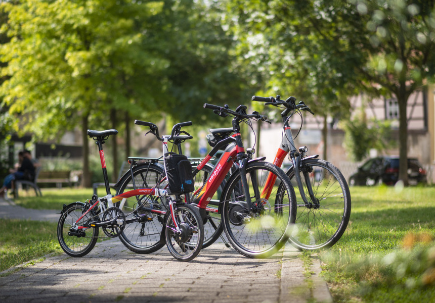 Elektrofahrräder im Park