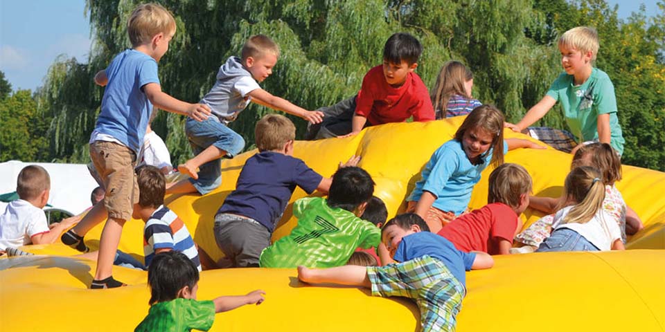 Spielende Kinder auf einer Hüpfburg