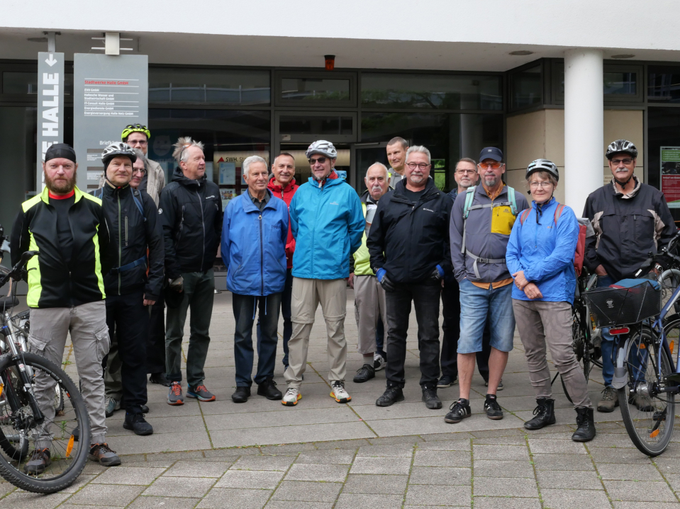 Alle Teilnehmer posieren vor dem Stadtwerkegebäude