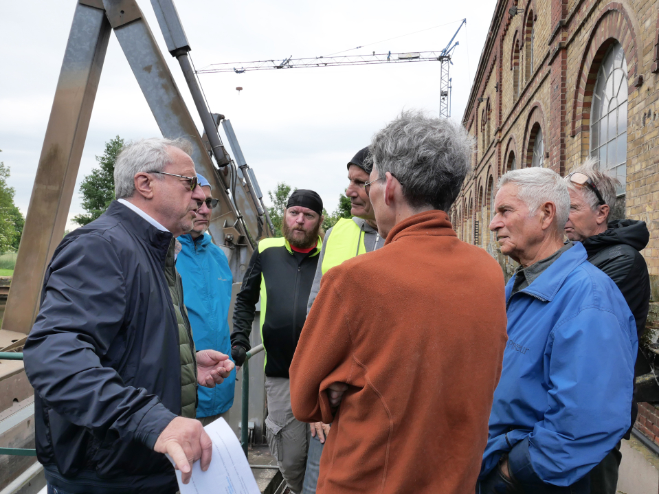 Die Teilnehmer besichtigen die Pögritzmühle