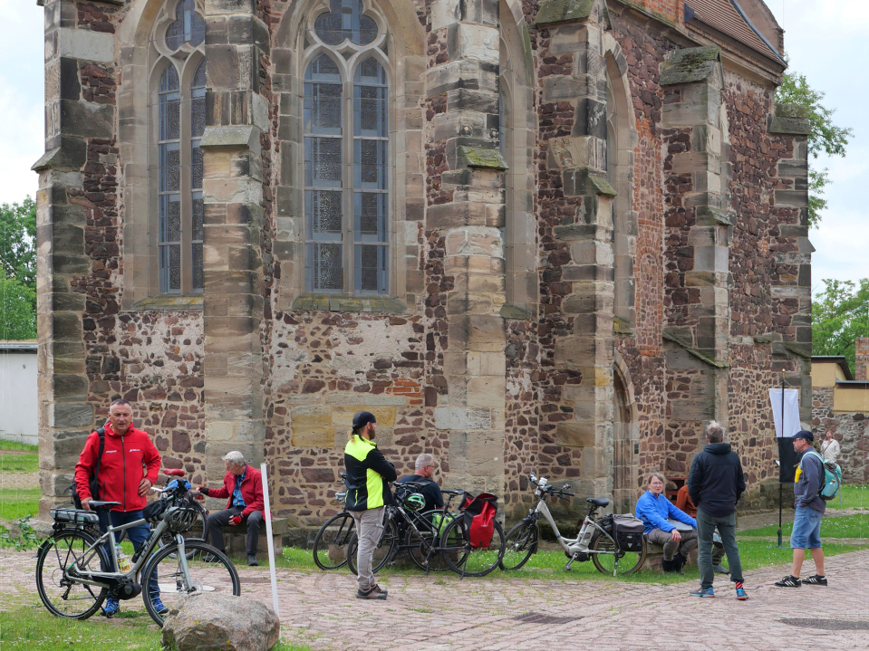 Die Teilnehmer machen einen Zwischenstopp an der Templerkapelle