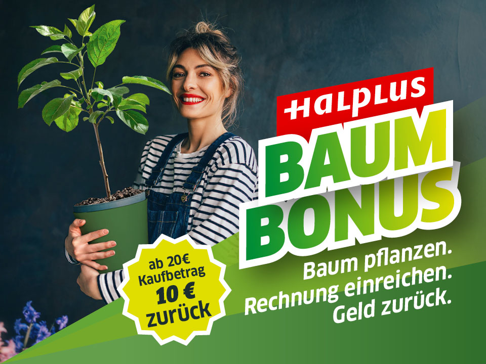 Eine lächelnde Frau hält eine Pflanze in ihren Armen, mit Kampagnen-Schriftzug