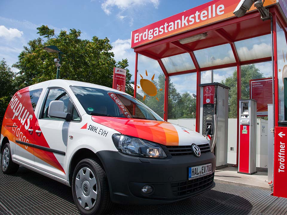 Ein Fahrzeug hält an einer Erdgastankstelle.