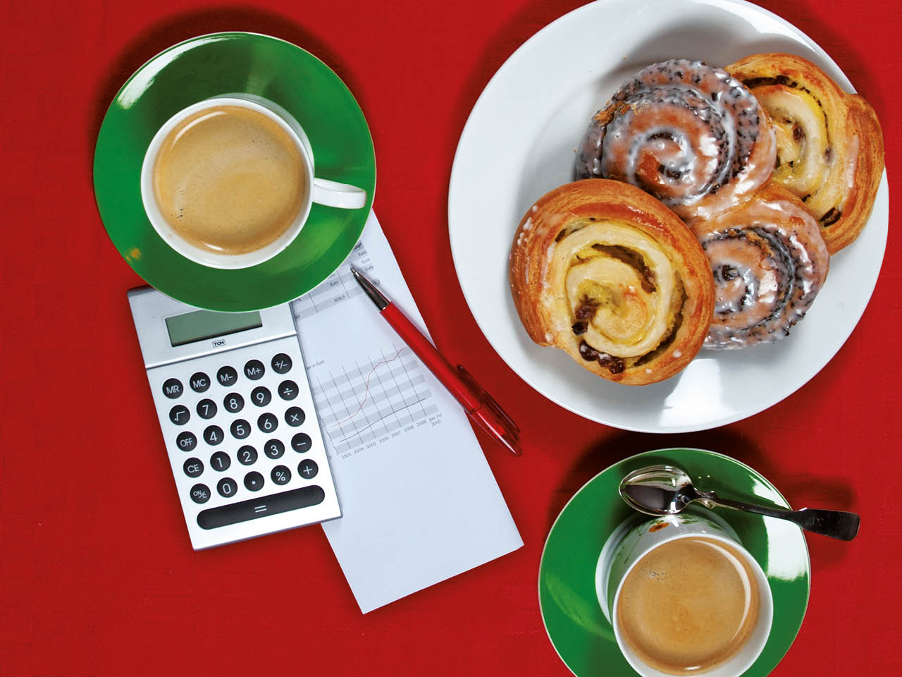 gedeckter Tisch mit Kaffee und Kuchen