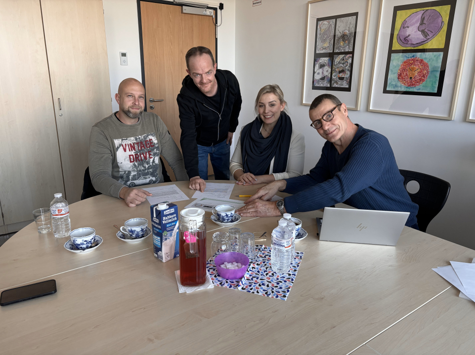 Herr Franke (Stadtverwaltung), Herr Seimel (verantwortliche Lehrer), Frau Meinel (Schulleitung der IGS) und Herr Englich (Vorstandsvorsitzender des regstrom e.V.) sitzen gemeinsam am Tisch