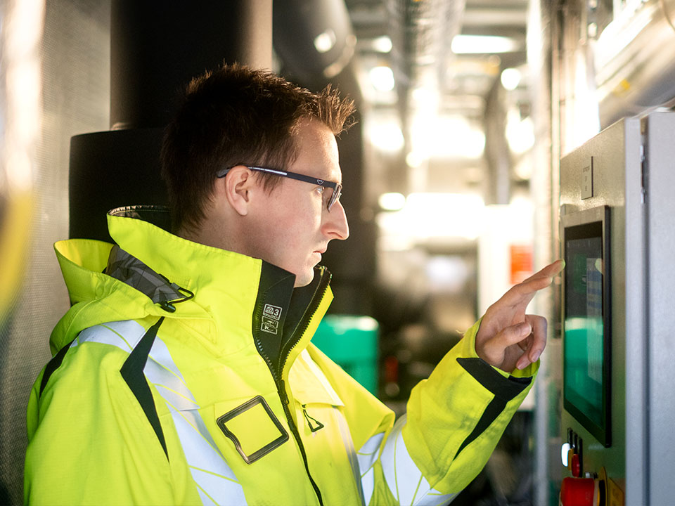 Ein Techniker wartet eine Kälteanlage