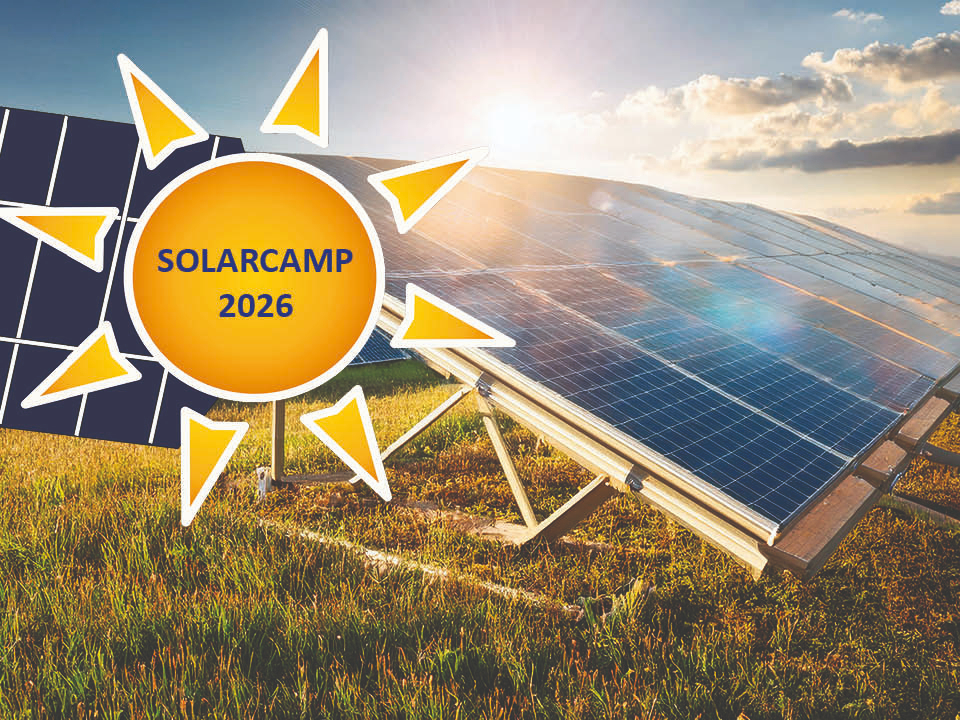 PV-Anlage auf grüner Wiese, Sonnen-Icon, Text "Solarcamp 2026"
