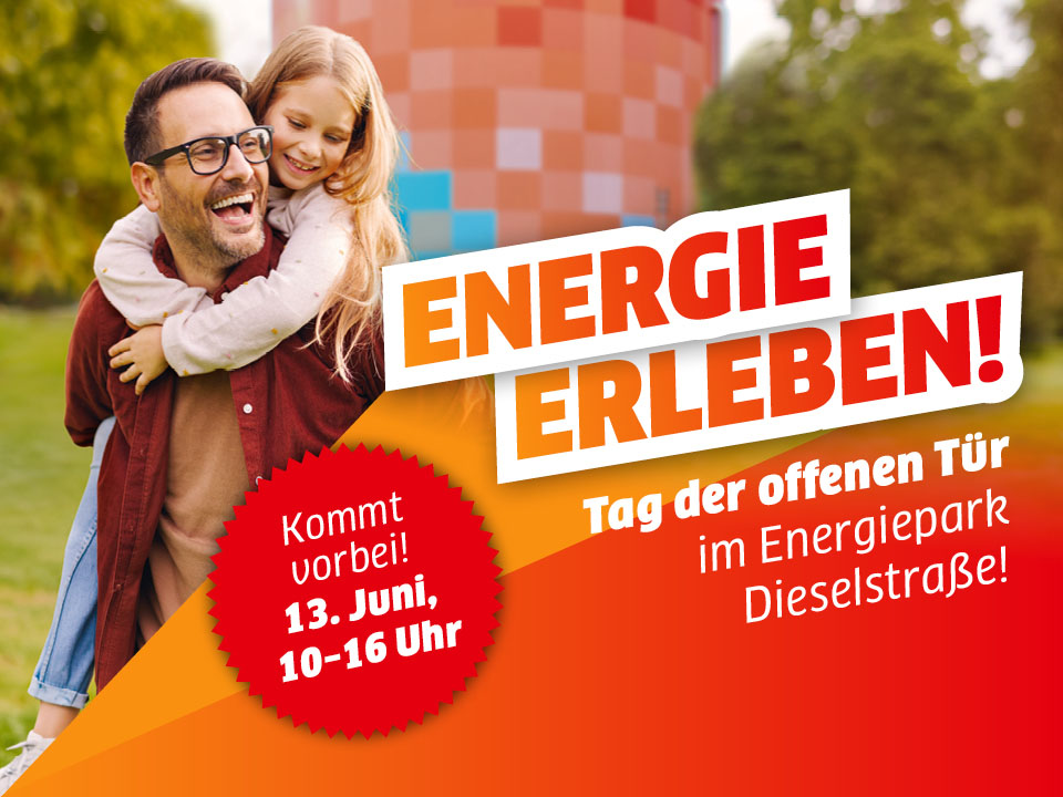 Ein Vater mit seiner Tochter steht im grünen vor dem Energie- und Zukunftsspeicher, Schriftzug zur Einladung zum Tag der offenen Tür
