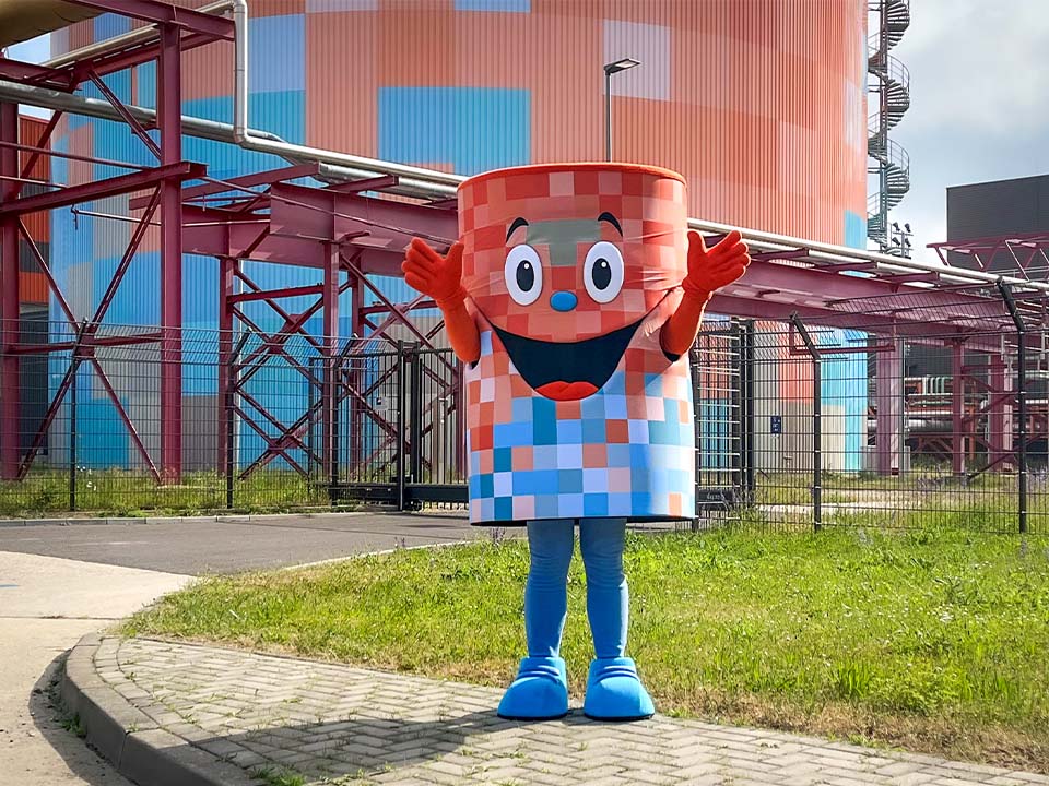 EVH-Maskottchen Thermo-Toni vor dem Energie- und Zukunftsspeicher