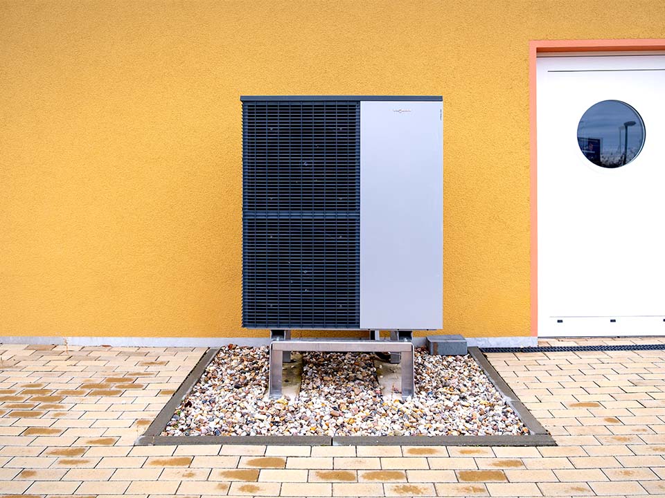 Eine Wärmepumpe vor einem Haus