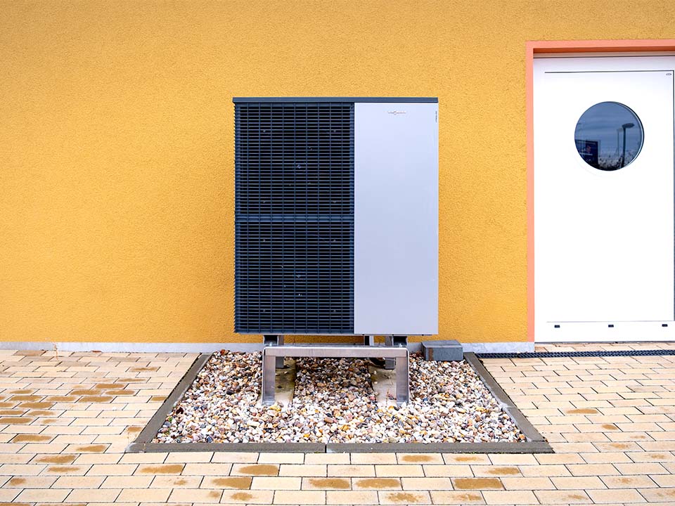 Eine Wärmepumpe vor einem Haus