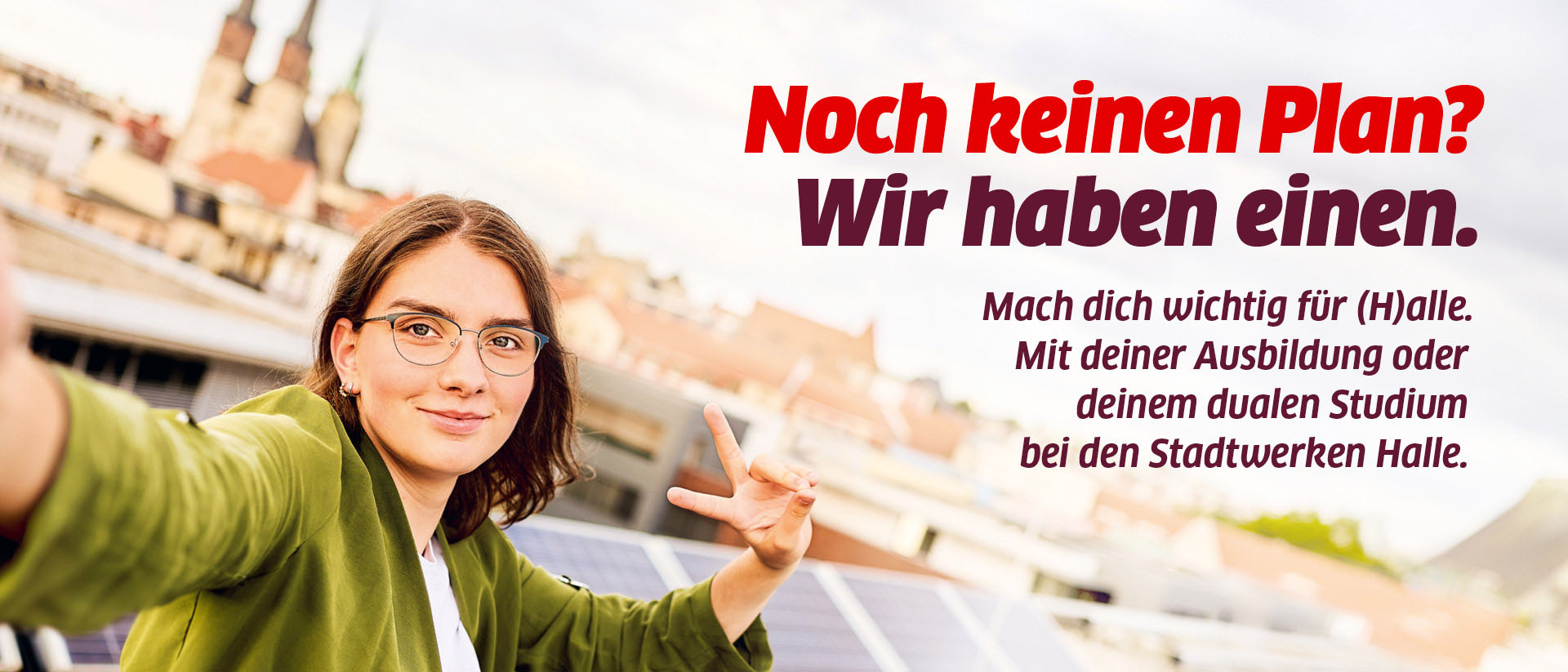 Junge Frau macht ein Selfie vor einer städtischen Kulisse, begleitet von einem Werbetext für Ausbildung und Studium bei den Stadtwerken Halle.