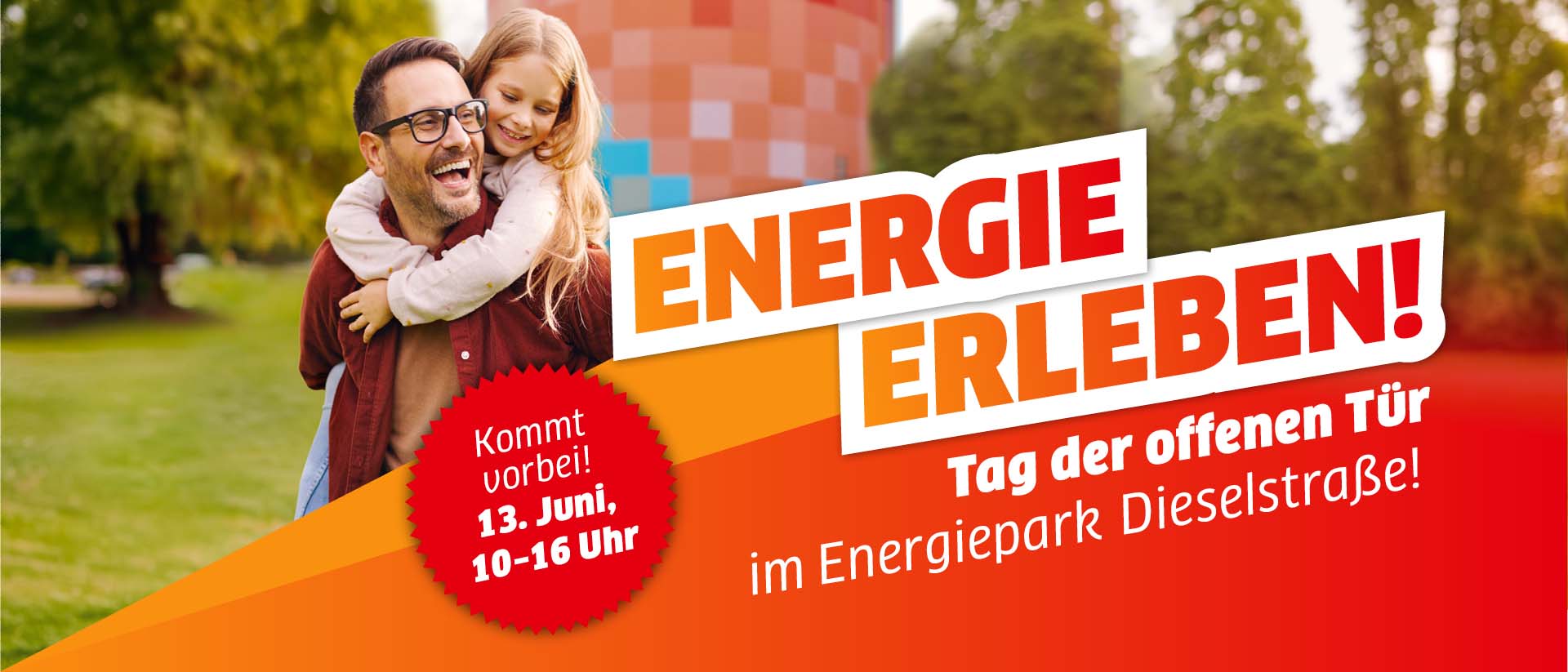 Ein Vater mit seiner Tochter steht im grünen vor dem Energie- und Zukunftsspeicher, Schriftzug zur Einladung zum Tag der offenen Tür